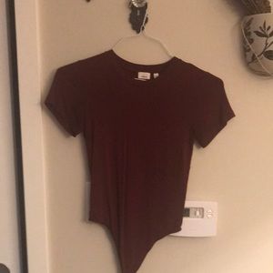 Aritzia Wilfred crew neck bodysuit//maroon color